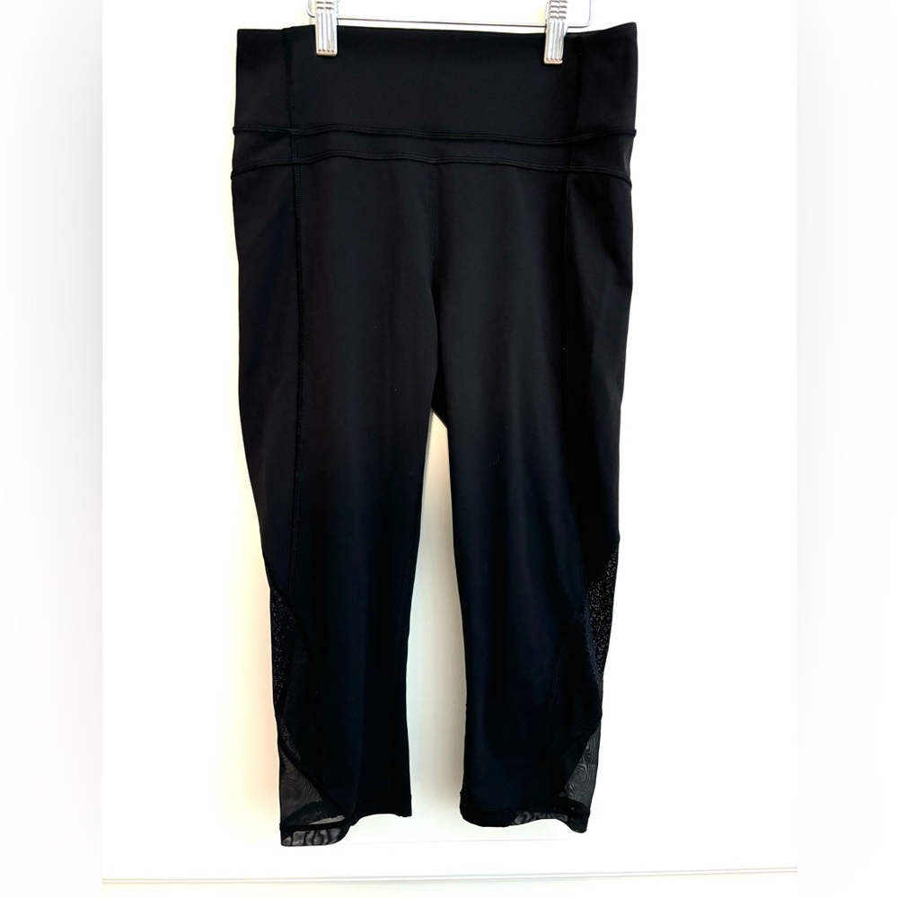 Lululemon Cropped Tights w/Mesh Bottom Size 6 Black